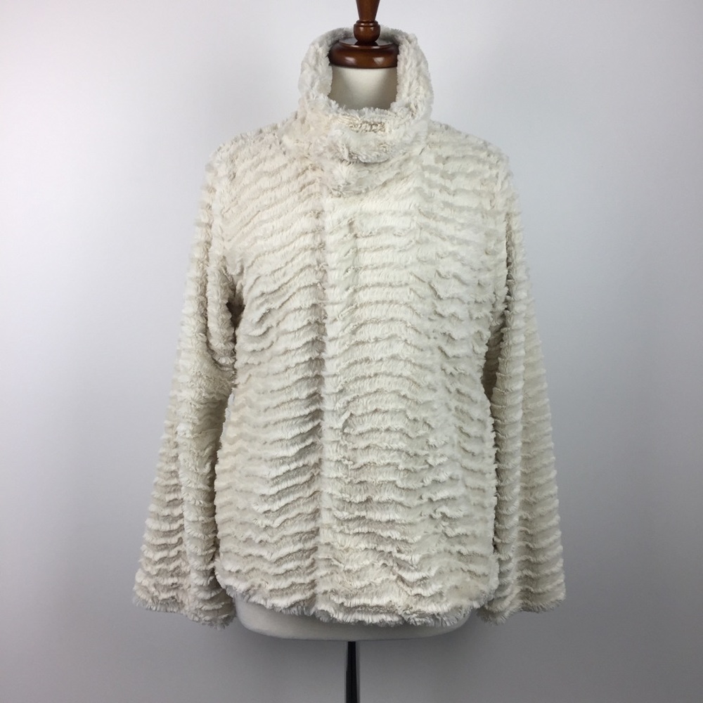 Patagonia White Soft Faux Fur Pelage Teddy Jacket